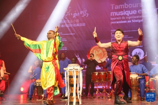 4月10日，在塞內(nèi)加爾首都達(dá)喀爾的國家大劇院，中央音樂學(xué)院進(jìn)擊打擊樂團(tuán)與塞內(nèi)加爾杜杜·恩迪亞耶·羅斯打擊樂團(tuán)同臺演出。新華社記者 司源 攝