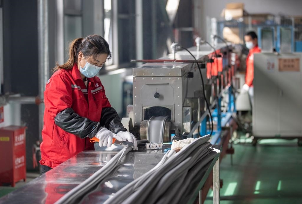 3月27日，在位于寧夏賀蘭工業(yè)園區(qū)的湯姆森電氣有限公司生產(chǎn)車間內(nèi)，工作人員制作硅膠絕緣護(hù)套。新華社記者 楊植森 攝
