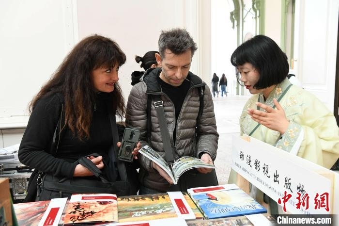 當(dāng)?shù)貢r(shí)間4月11日，2025年巴黎圖書節(jié)在巴黎大皇宮揭幕。中國出版代表團(tuán)攜千余種中國精品圖書亮相展會(huì)。 中新社記者 李洋 攝