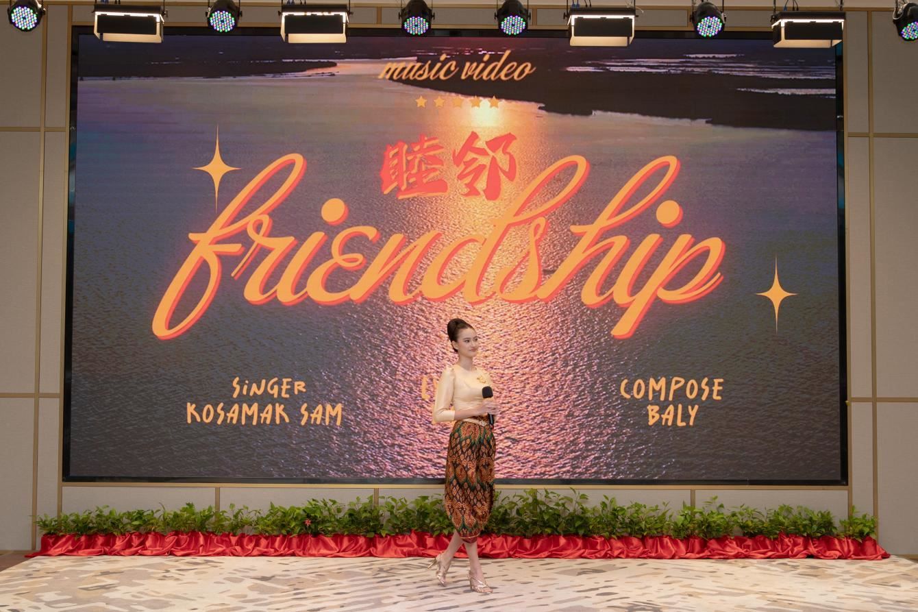柬埔寨歌手珂撒瑪演唱紀(jì)錄片《睦鄰·柬埔寨》主題曲。柬埔寨數(shù)字電視有限公司供圖