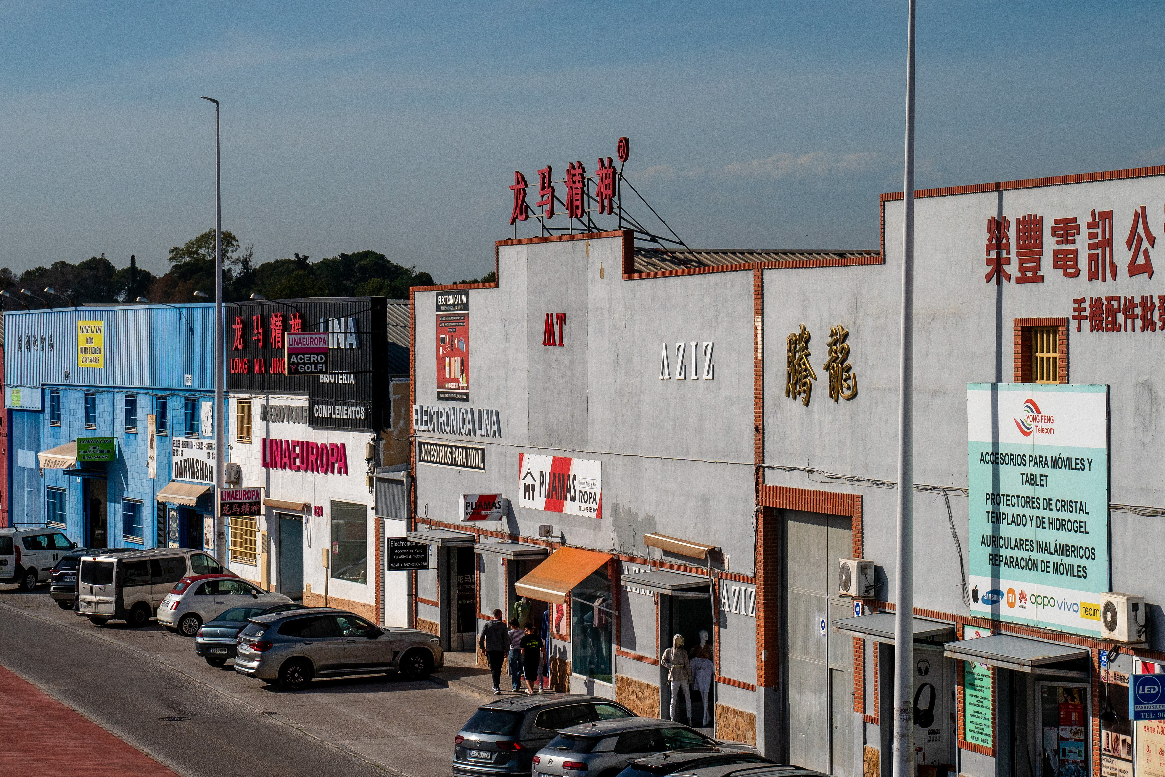 當(dāng)?shù)貢r(shí)間2025年4月10日，西班牙瓦倫西亞國(guó)際機(jī)場(chǎng)附近的中資批發(fā)零售商店。