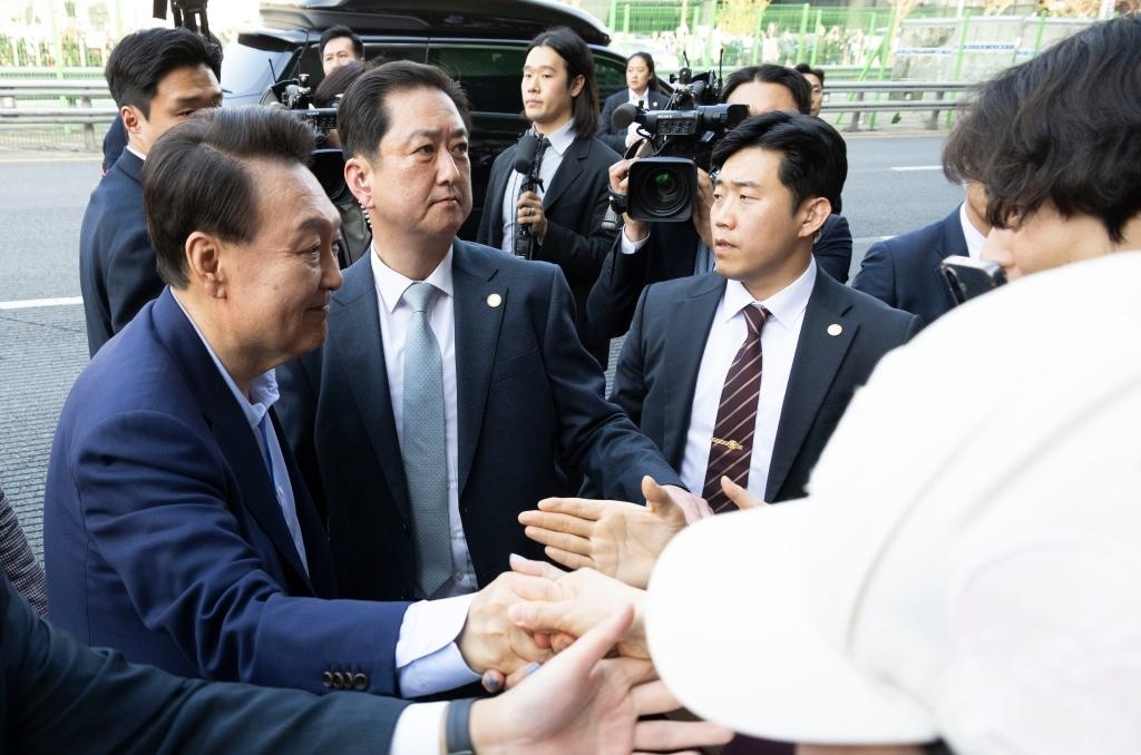 4月11日，韓國前總統(tǒng)尹錫悅（左一）在離開首爾漢南洞官邸時與支持者握手。新華社發(fā)（全休相攝）