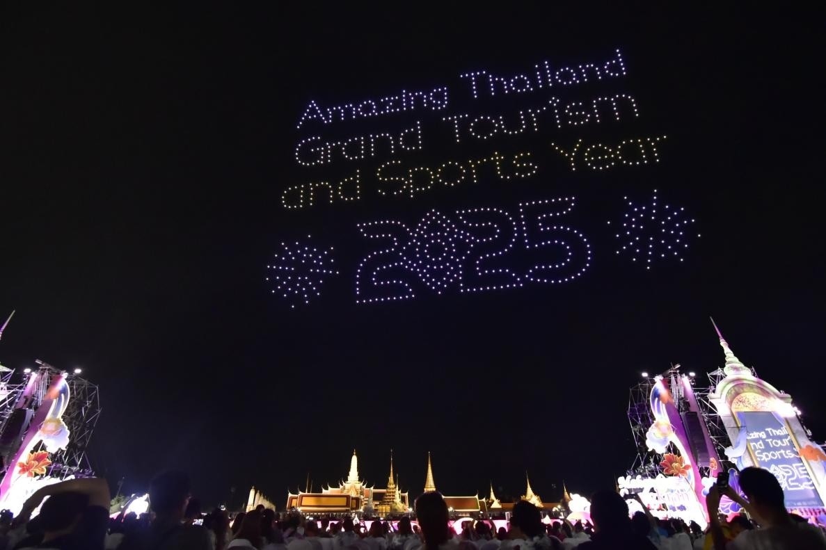 由1200架無人機(jī)組成的燈光秀點(diǎn)亮夜空。泰國國家旅游局供圖
