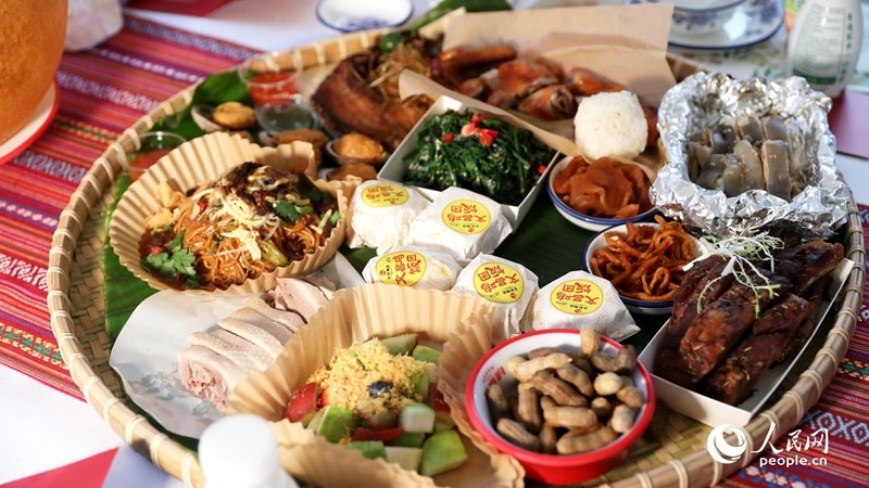 長桌宴上擺滿了海南特色佳肴。人民網(wǎng)記者 符武平攝