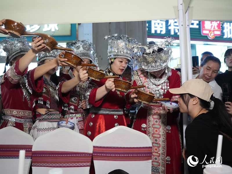 游客體驗互動演出《高山流水》。人民網(wǎng)記者 張力洋攝