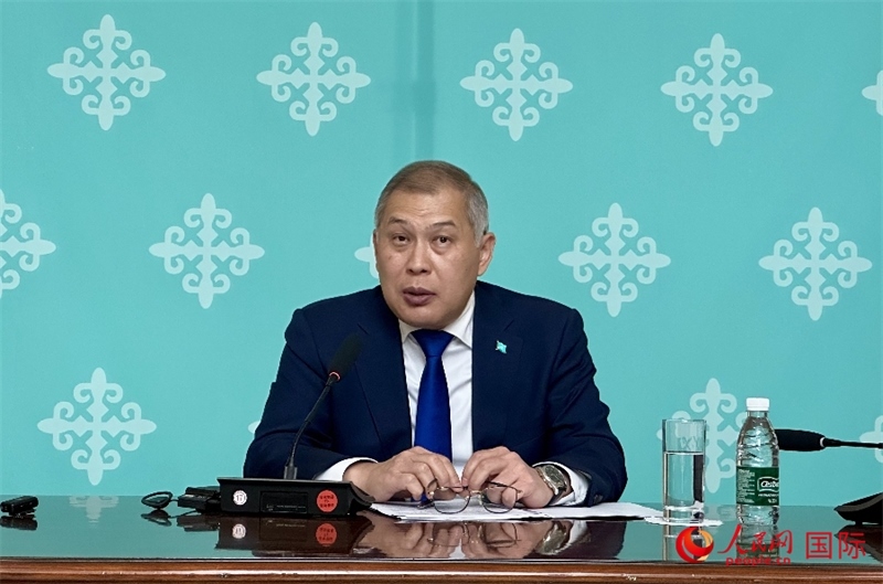 哈薩克斯坦駐華大使沙赫拉特·努雷舍夫在哈駐華大使館舉辦新聞發(fā)布會。人民網阿爾達克 攝