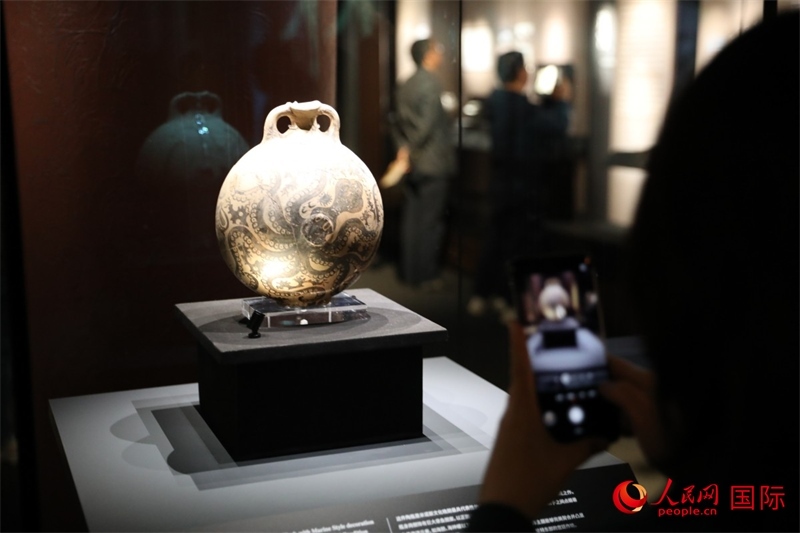 參觀者在拍攝。4月14日，來自希臘伊拉克利翁考古博物館的文物在故宮博物院展出。（人民網(wǎng) 張澤宇攝）