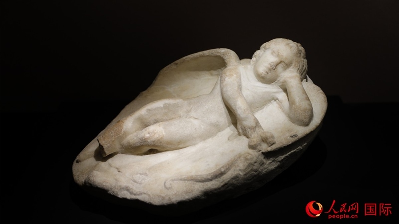 沉睡的厄洛斯大理石浮雕。4月14日，來自希臘伊拉克利翁考古博物館的文物在故宮博物院展出。（人民網(wǎng) 張澤宇攝）