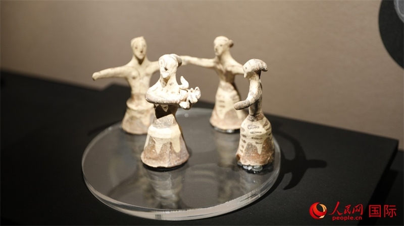舞蹈者與音樂家雕塑群像。4月14日，來自希臘伊拉克利翁考古博物館的文物在故宮博物院展出。（人民網(wǎng) 張澤宇攝）