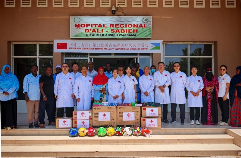 中國(山西)第23批援吉布提醫(yī)療隊(duì)在當(dāng)?shù)亻_展義診,并捐贈一批急需藥品。中國(山西)第23批援吉布提醫(yī)療隊(duì)供圖