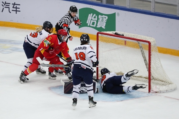 中國隊球員曲樂(左二)破門得分。圖片來源：中國冰球協(xié)會 此役中國隊首發(fā)陣容是詹佳慧、于柏巍、孔明會、趙啟男、曲樂、方新。比賽進行至2分43秒，荷蘭隊率先取得進球，1:0領(lǐng)先。失球后的中國隊打得更加積極主動，多次獲得射門機會，但可惜沒有破門得分。 第二節(jié)39分34秒，中國隊曲樂在王佳欣和孔明會的助攻下破門，將比分扳平，這也是中國隊在本屆賽事中取得的首個進球。 末節(jié)43分42秒，荷蘭隊球員勾人犯規(guī)，被判罰任意球。中國隊張夢瑩執(zhí)行并打進，2:1反超比分。最后階段，荷蘭隊撤下守門員，場上6人進攻但未能進球。最終，中國隊以2:1逆轉(zhuǎn)戰(zhàn)勝對手，取得本屆世錦賽首場勝利。 在昨日進行的另外兩場比賽中，奧地利隊3:2力克斯洛伐克隊，法國隊2:1戰(zhàn)勝丹麥隊。三輪比賽過后，奧地利隊三戰(zhàn)全勝領(lǐng)跑積分榜，斯洛伐克隊和法國隊2勝1負分列二、三位，丹麥隊和中國隊1勝2負排在四至五位，荷蘭隊三戰(zhàn)皆負積分墊底。