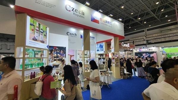 觀展者在各國展臺采購、咨詢。人民網(wǎng)記者 李彤攝