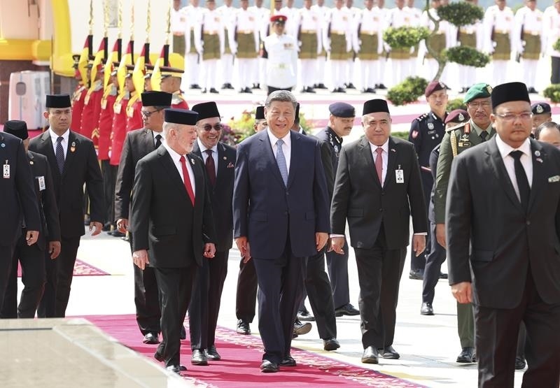 4月16日，馬來西亞最高元首易卜拉欣在馬來西亞國家王宮廣場為習(xí)近平主席舉行隆重歡迎儀式。