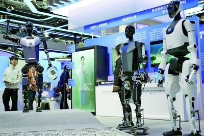 3月27日，在中關(guān)村展示中心常設(shè)展上，人形機(jī)器人“天工”向參觀者招手示意。新華社記者 鞠煥宗攝