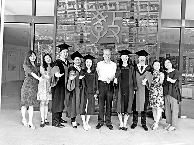 鐘秉林(右五)和學生在一起