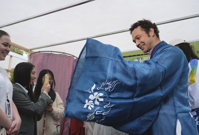 外國(guó)青年試穿漢服。中外語(yǔ)言交流合作中心供圖