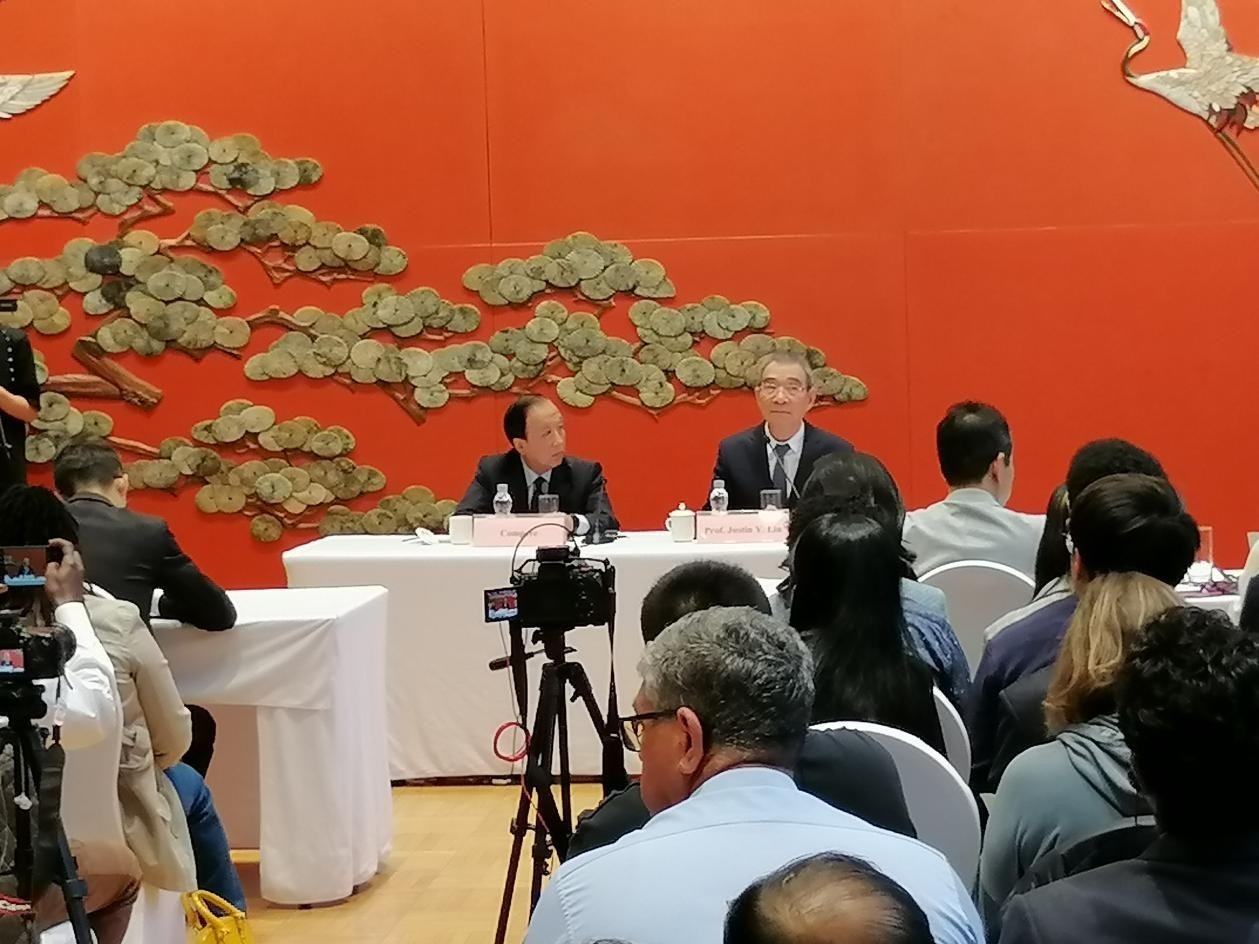 圖為21日舉行的“臨甲7號沙龍”，林毅夫（右一）在回答中外媒體記者的提問。 人民網(wǎng)記者 李瀟攝