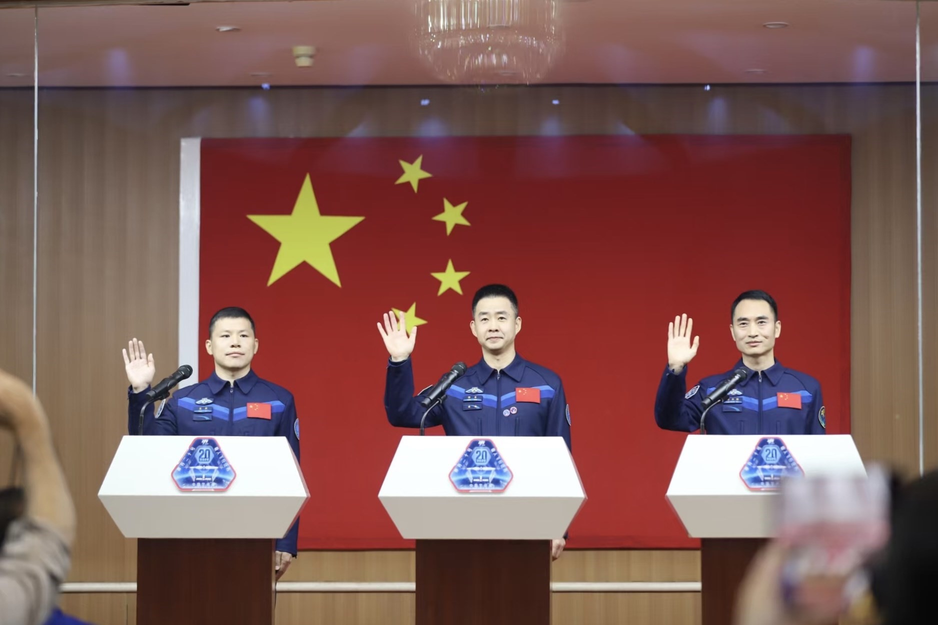 4月23日，神舟二十號航天員乘組在酒泉衛(wèi)星發(fā)射中心問天閣與中外媒體記者集體見面。人民網(wǎng)記者 黃帆攝