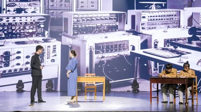 第二屆弘揚(yáng)“兩彈一星”精神話劇大賽決賽現(xiàn)場(chǎng)。學(xué)校供圖