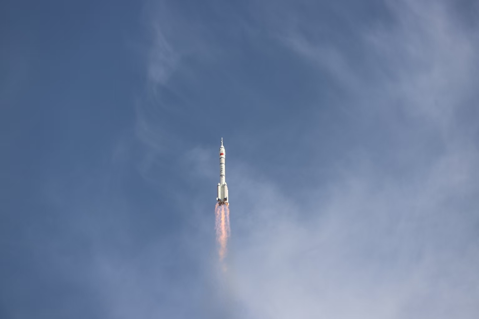 長(zhǎng)征二號(hào)F遙二十運(yùn)載火箭點(diǎn)火發(fā)射。人民網(wǎng)記者 黃帆攝