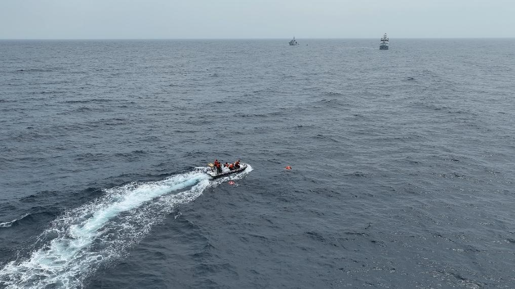 4月23日，中越海警開展海上聯(lián)合搜救演練，模擬營救落水人員。（中國海警供圖）