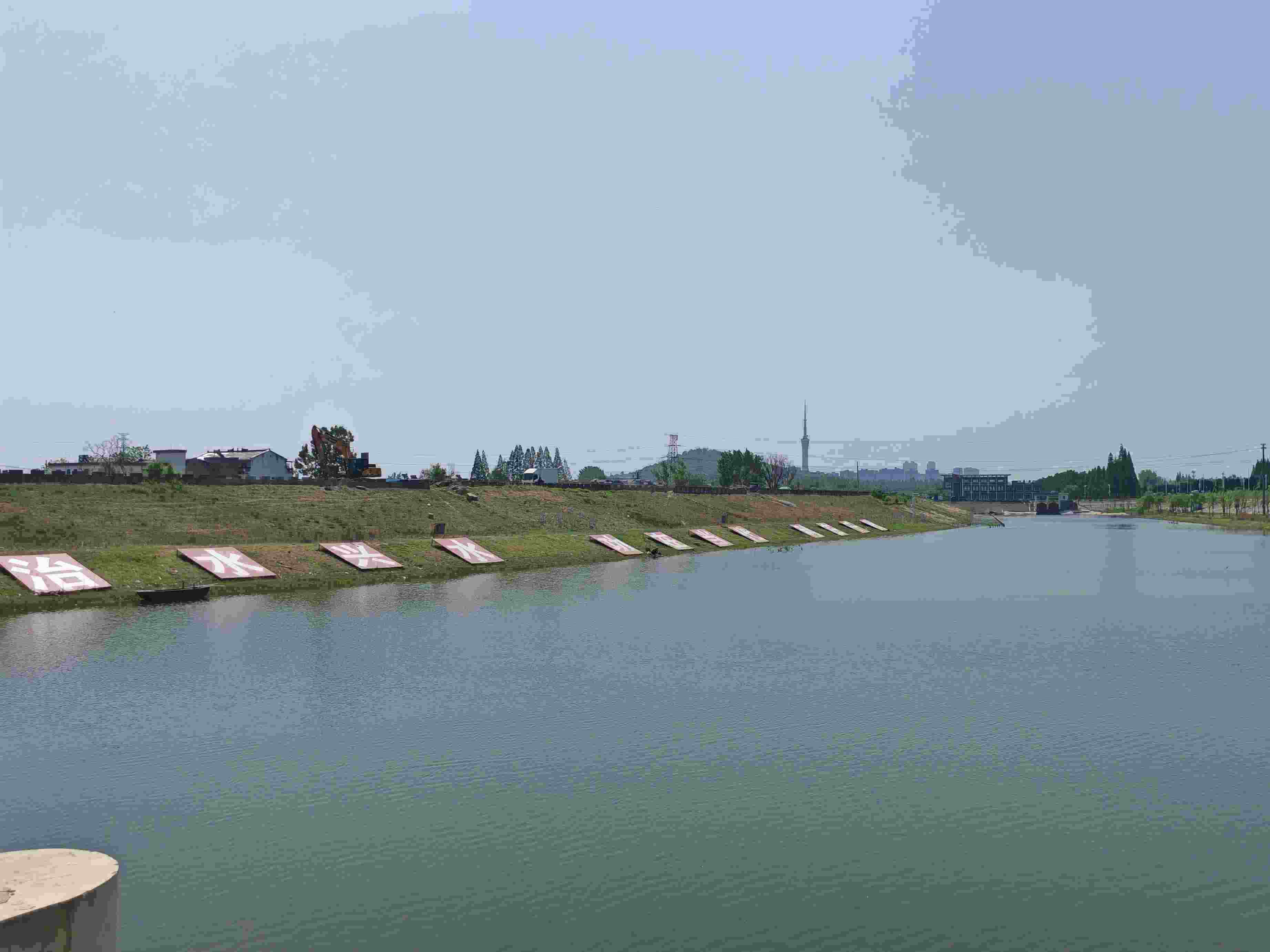 在龍子湖樞紐上眺望靚麗的淮河美景。人民網(wǎng)記者 王子鋒攝