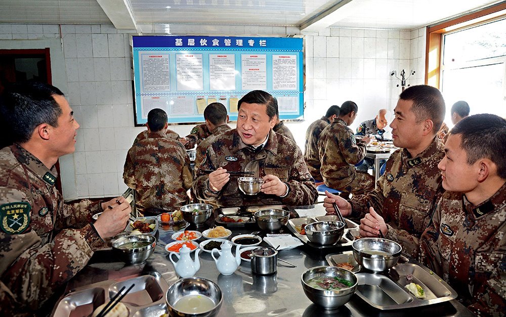 2014年1月26日，習(xí)近平主席專程來到內(nèi)蒙古軍區(qū)邊防某部，親切看望慰問戍邊官兵。這是在連隊食堂，習(xí)近平主席同戰(zhàn)士們一起用餐。