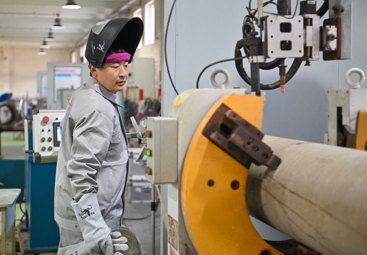 在中石化第四建設有限公司工匠學院，全國人大代表、中石化第四建設有限公司工匠學院焊接教練張振連操作自動焊機（2025年2月21日攝）。新華社記者 孫凡越 攝