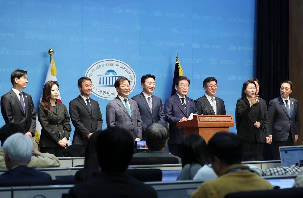 4月11日，李在明在韓國(guó)首爾舉行的新聞發(fā)布會(huì)上介紹他的總統(tǒng)競(jìng)選團(tuán)隊(duì)。新華社記者姚琪琳攝