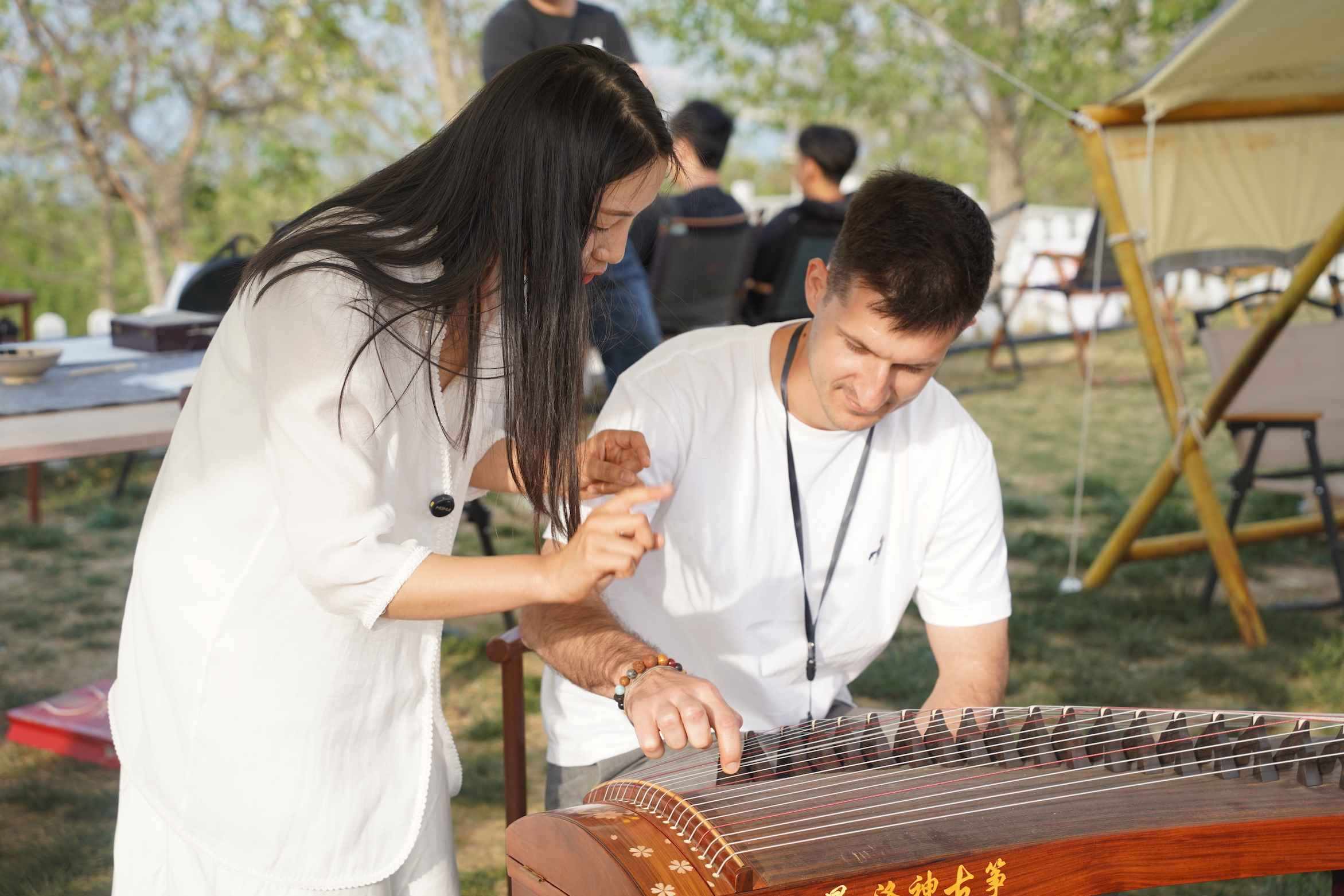 外媒體記者古箏體驗。主辦方供圖