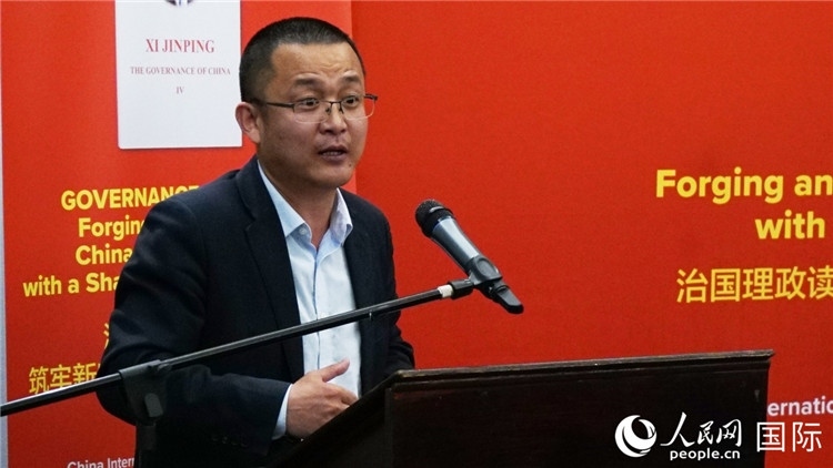 中非青年婦女協(xié)會(huì)主席、南非大學(xué)教授秦效順在讀書會(huì)上發(fā)言。人民網(wǎng) 劉暢攝