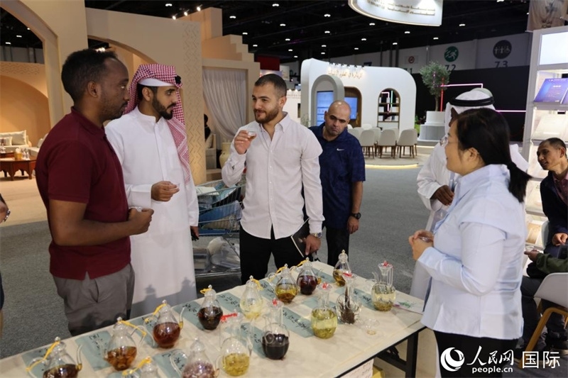 在“閱讀中國”館，當(dāng)?shù)刈x者通過品味中國茶，了解中國文化。人民網(wǎng)記者 張志文攝