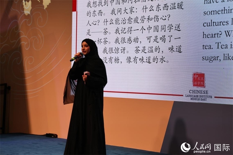 第四屆“阿聯(lián)酋眼中的中國”中文比賽上，一位阿聯(lián)酋漢語學(xué)習(xí)者與觀眾分享對中國茶文化的思考。人民網(wǎng)記者 張志文攝