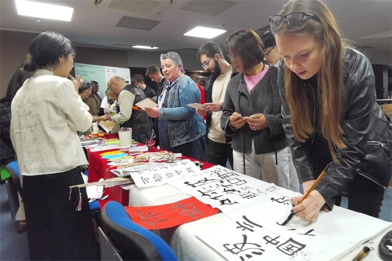 現(xiàn)場來賓體驗中國傳統(tǒng)文化。中國駐波蘭大使館供圖。