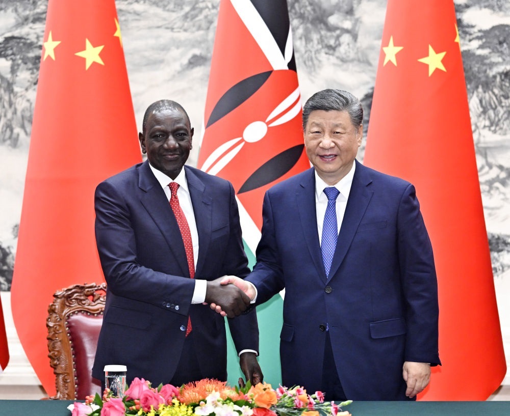 4月24日上午，國(guó)家主席習(xí)近平在北京人民大會(huì)堂同來華進(jìn)行國(guó)事訪問的肯尼亞總統(tǒng)魯托舉行會(huì)談。這是習(xí)近平同魯托握手。新華社記者 岳月偉 攝