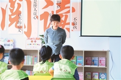 田桂月帶領孩子共讀繪本《點》。李澤罡攝