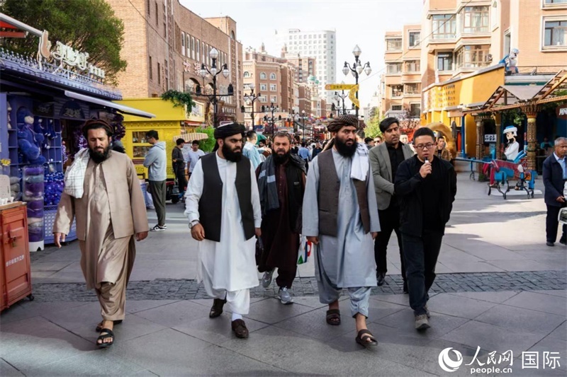 代表團在新疆國際大巴扎參觀。人民網(wǎng)記者 章凱風(fēng)攝