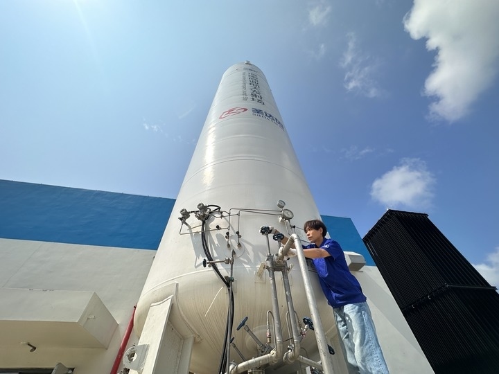 陳恩偉在海南商業(yè)航天發(fā)射場技術(shù)區(qū)罐區(qū)進行液氮轉(zhuǎn)注前準(zhǔn)備。新華社記者 陳凱姿 攝