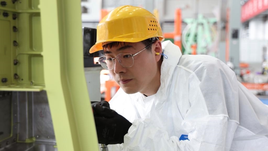 在中國航空工業(yè)集團成飛車間內(nèi)，飛機鉚裝鉗工首席操作技師馮攀龍正在工作。（新華社發(fā)）