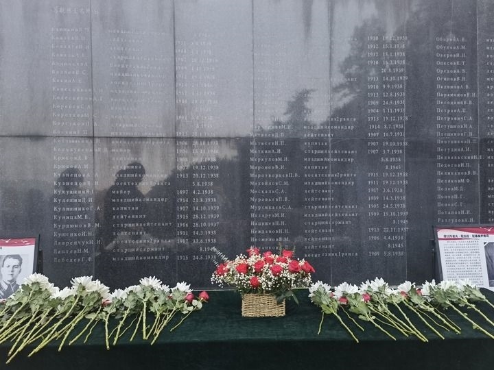 在南京抗日航空烈士紀(jì)念館鐫刻有蘇聯(lián)籍抗日航空英烈名錄的紀(jì)念碑前，擺放著人們獻(xiàn)上的鮮花（2024年11月22日攝）。新華社記者 邱冰清 攝