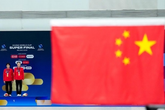 5月2日，獲得2025年跳水世界杯總決賽女子雙人10米臺冠軍的中國組合陳芋汐（右）/全紅嬋在頒獎儀式上。新華社記者 鞠煥宗 攝