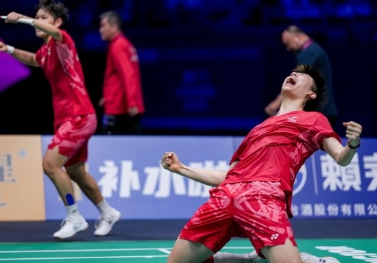 5月3日，中國隊組合馮彥哲（右）/黃東萍在半決賽混雙比賽后慶祝。新華社記者 孫非 攝