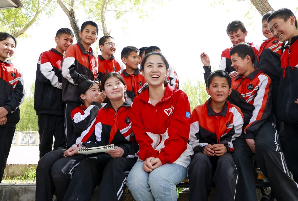 4月23日，在新疆克州阿圖什市哈拉峻鄉(xiāng)謝依特小學(xué)，支教教師高淑賢和學(xué)生們?cè)谝黄稹? width=