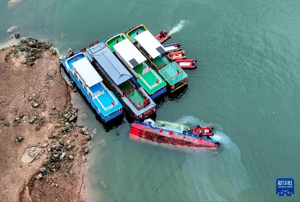 5月5日，救援人員在對傾覆船只進行搜救（無人機照片）。新華社記者 劉續(xù) 攝