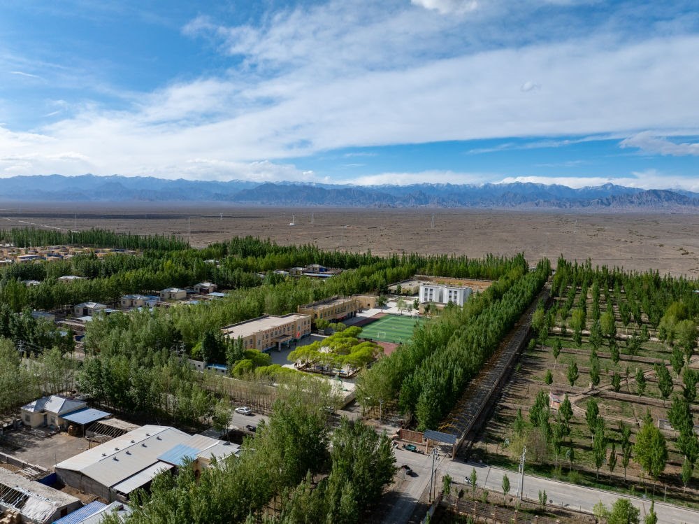 這是4月23日在新疆克州阿圖什市哈拉峻鄉(xiāng)拍攝的謝依特小學(xué)（無(wú)人機(jī)照片）。