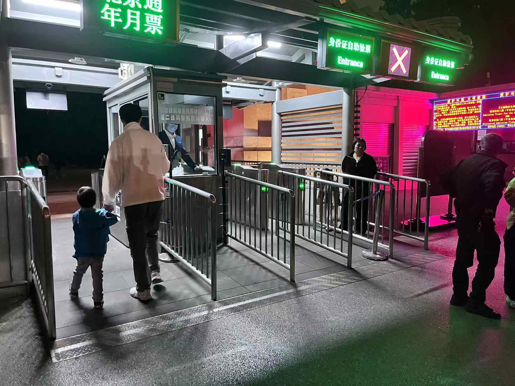 北京天壇公園延長(zhǎng)開(kāi)放時(shí)間，游客進(jìn)入游覽。人民網(wǎng)記者 李楠樺攝