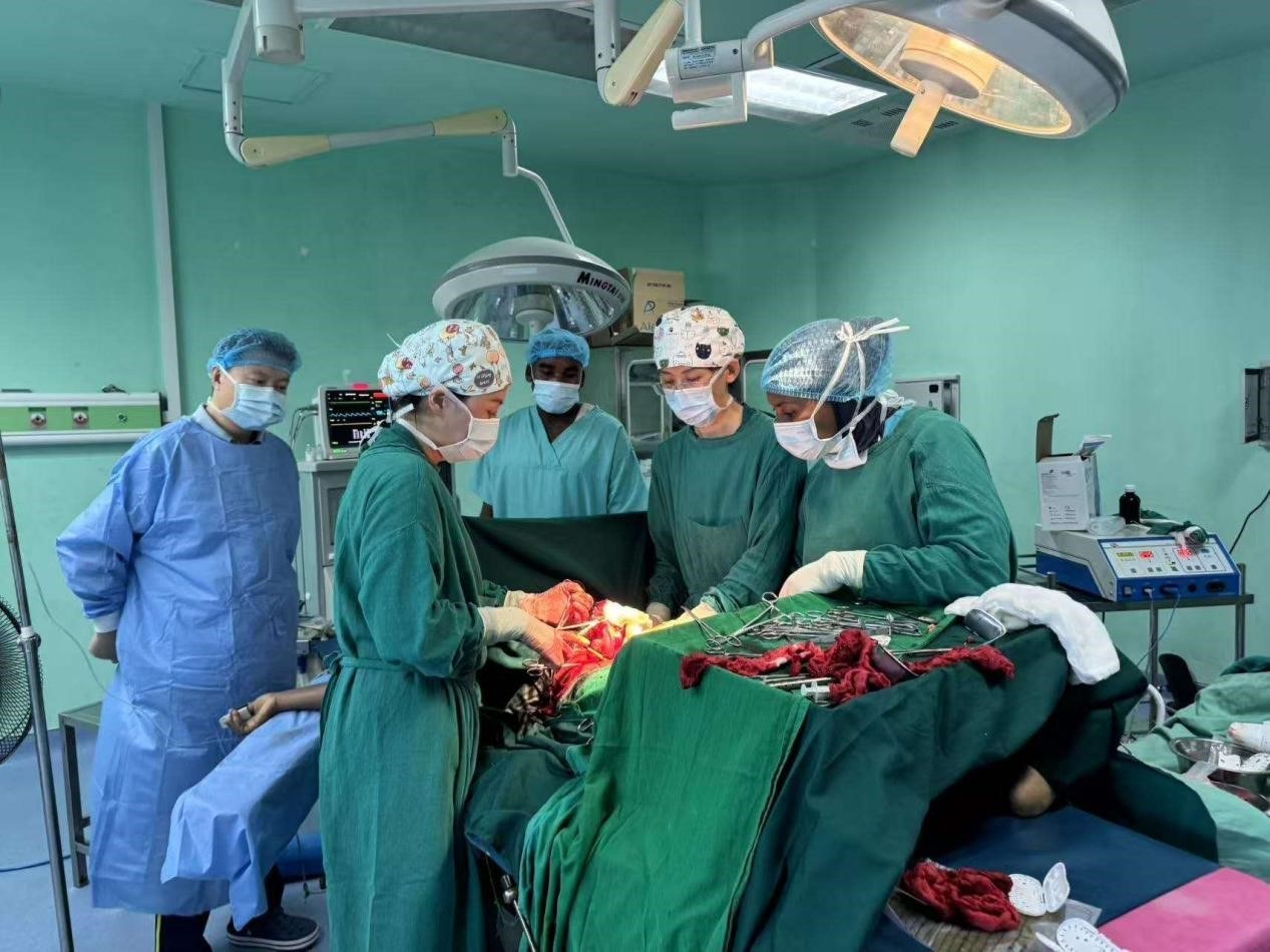 中國(guó)醫(yī)療隊(duì)專家與當(dāng)?shù)蒯t(yī)生協(xié)同手術(shù)。中國(guó)援桑醫(yī)療隊(duì)供圖