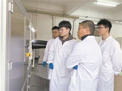 圖為安工大材料科學(xué)與工程學(xué)院碩士研究生余威（右一）在實(shí)驗(yàn)室開展研究。安工大供圖