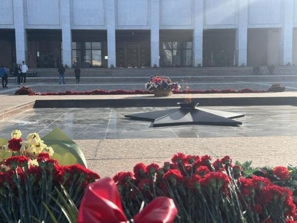 當(dāng)?shù)貢r間5月6日下午，莫斯科勝利廣場上的長明火兩旁放滿鮮花。