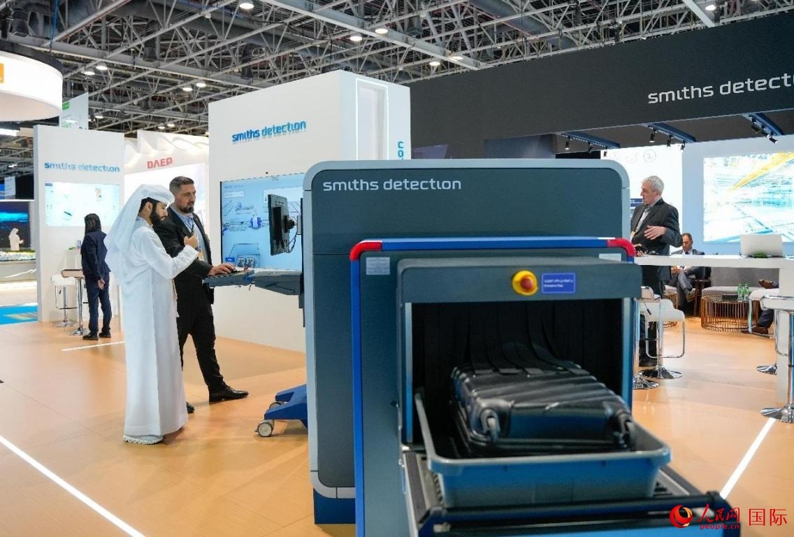 參展商體驗安檢設施。人民網塔里克·易卜拉欣攝